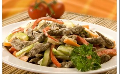 Iscas de carne com legumes