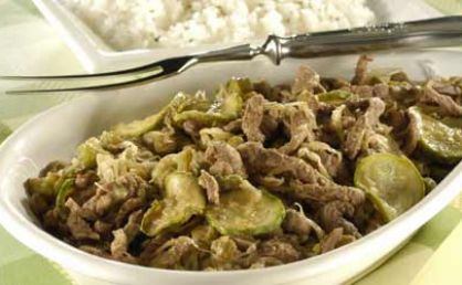 Iscas de carne com legumes